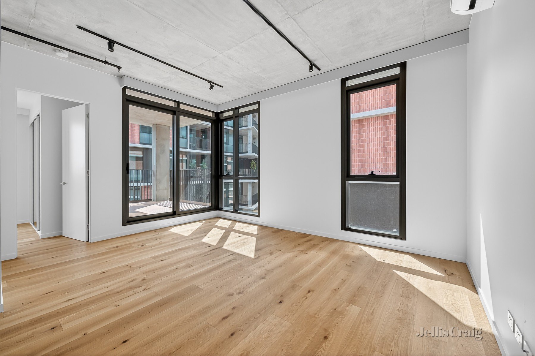 304/5 High Street Close, Northcote image 3