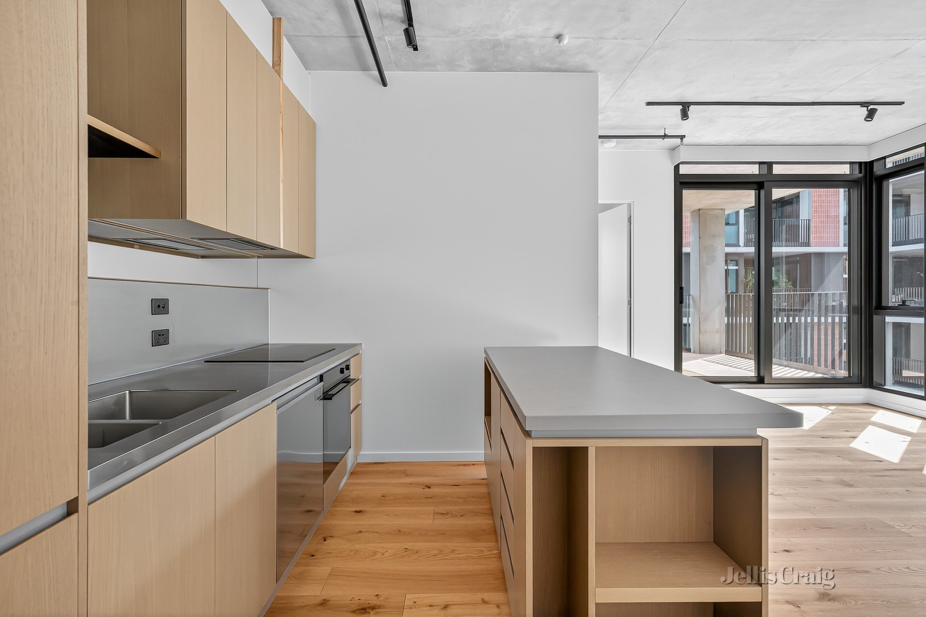 304/5 High Street Close, Northcote image 2