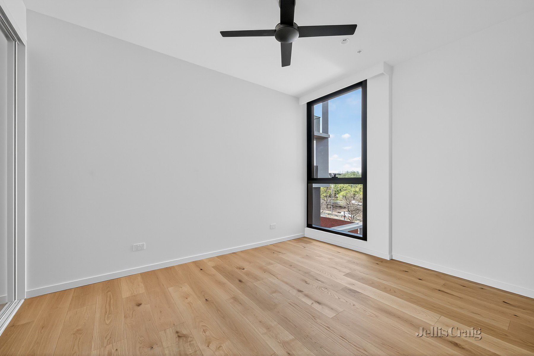 304/5 High Street Close, Northcote image 4