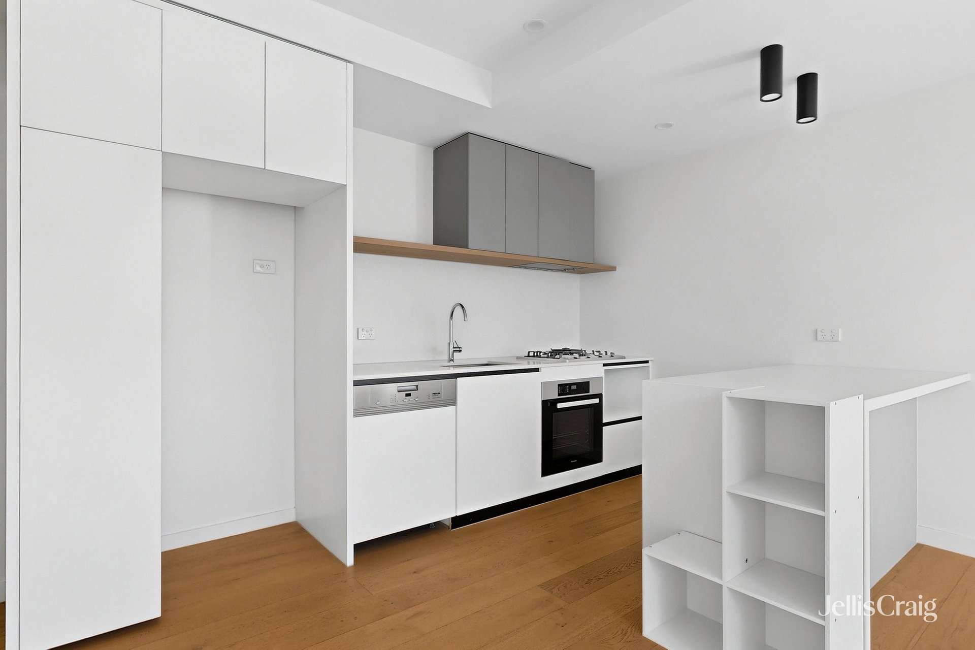 305/8 Sturt Street, Essendon image 2