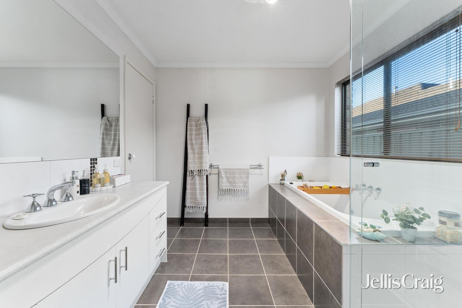 31 Faversham Avenue, Lake Gardens image 19