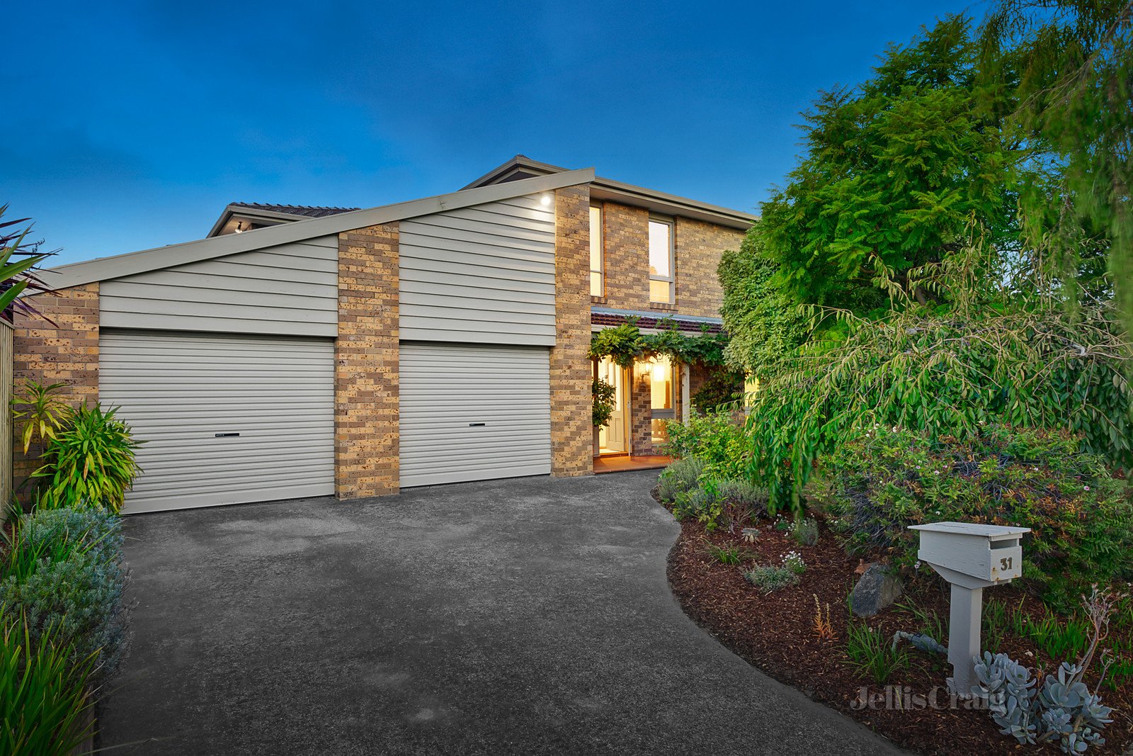 31 Leatherwood Crescent, Wheelers Hill image 2