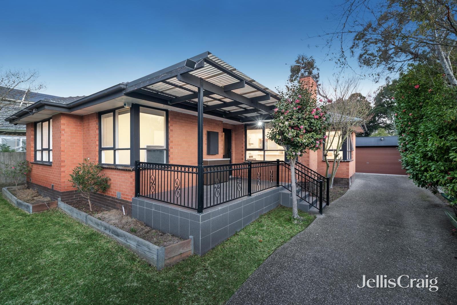 31 Margate Crescent, Glen Waverley image 2