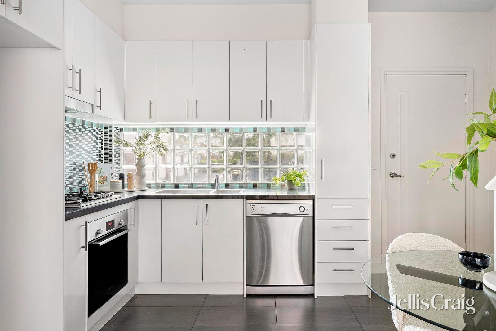 31 McTaggart Street, Kensington image 4