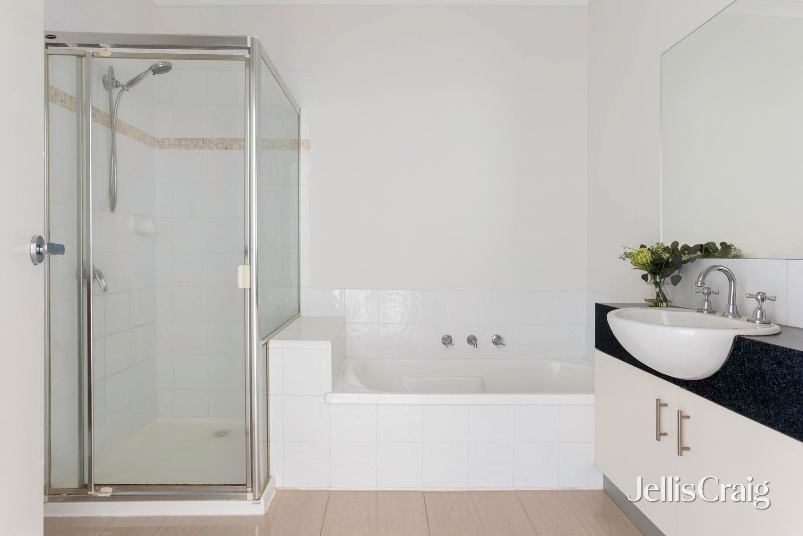 3/11 Langwells Parade, Northcote image 8