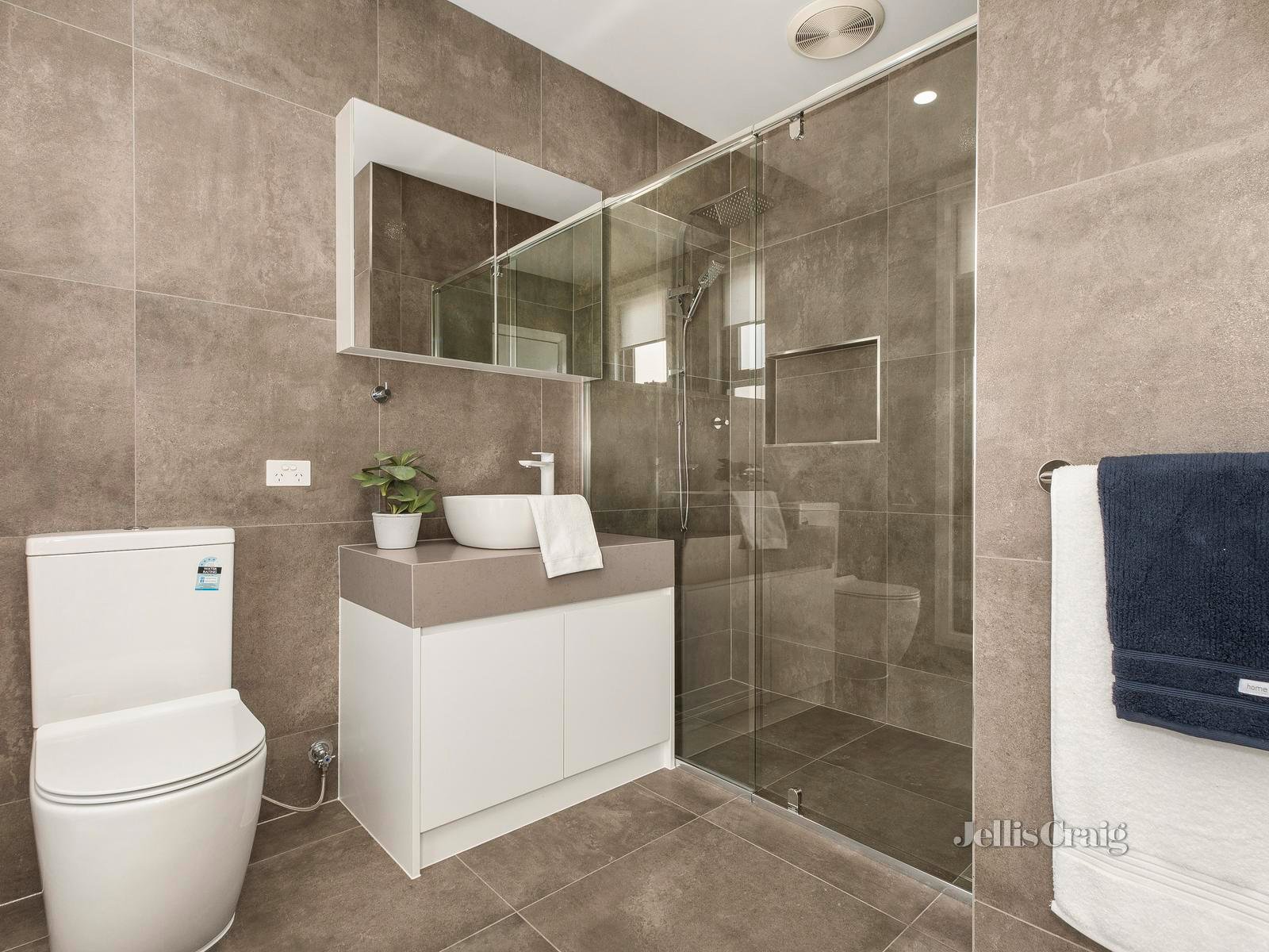 3/11 Lind Street, Strathmore image 4