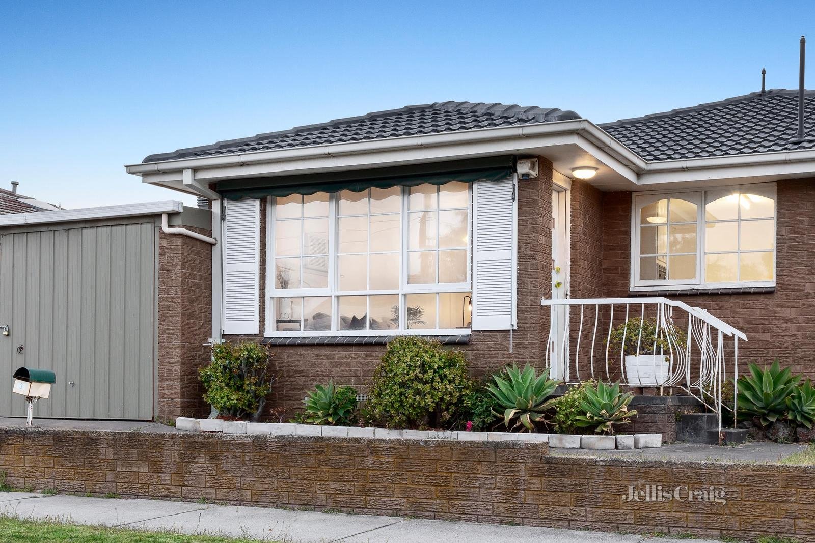 3/13 Albenca Street, Mentone image 1