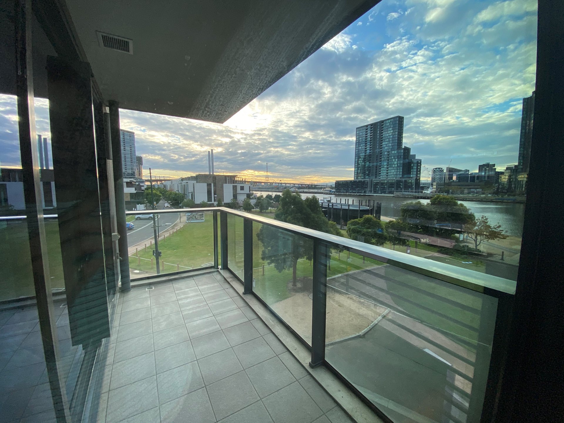 313/13 Point Park Crescent, Docklands image 4