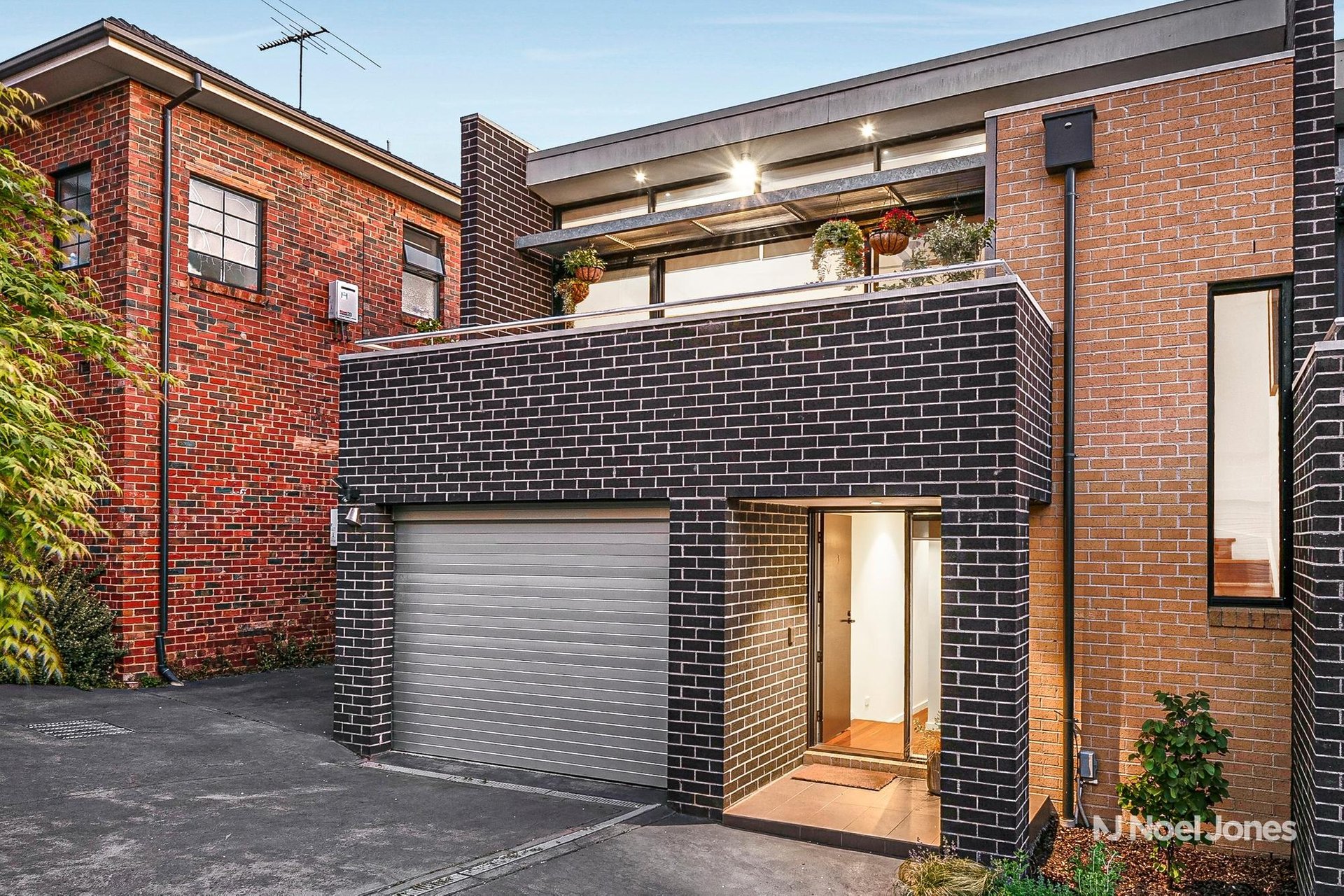 3/15 Munro Street, Kew East image 1