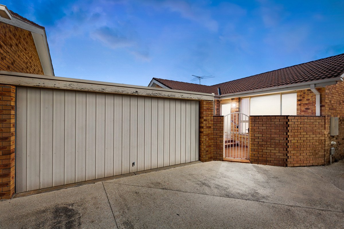 3/15 St Huberts Road, Carnegie image 1