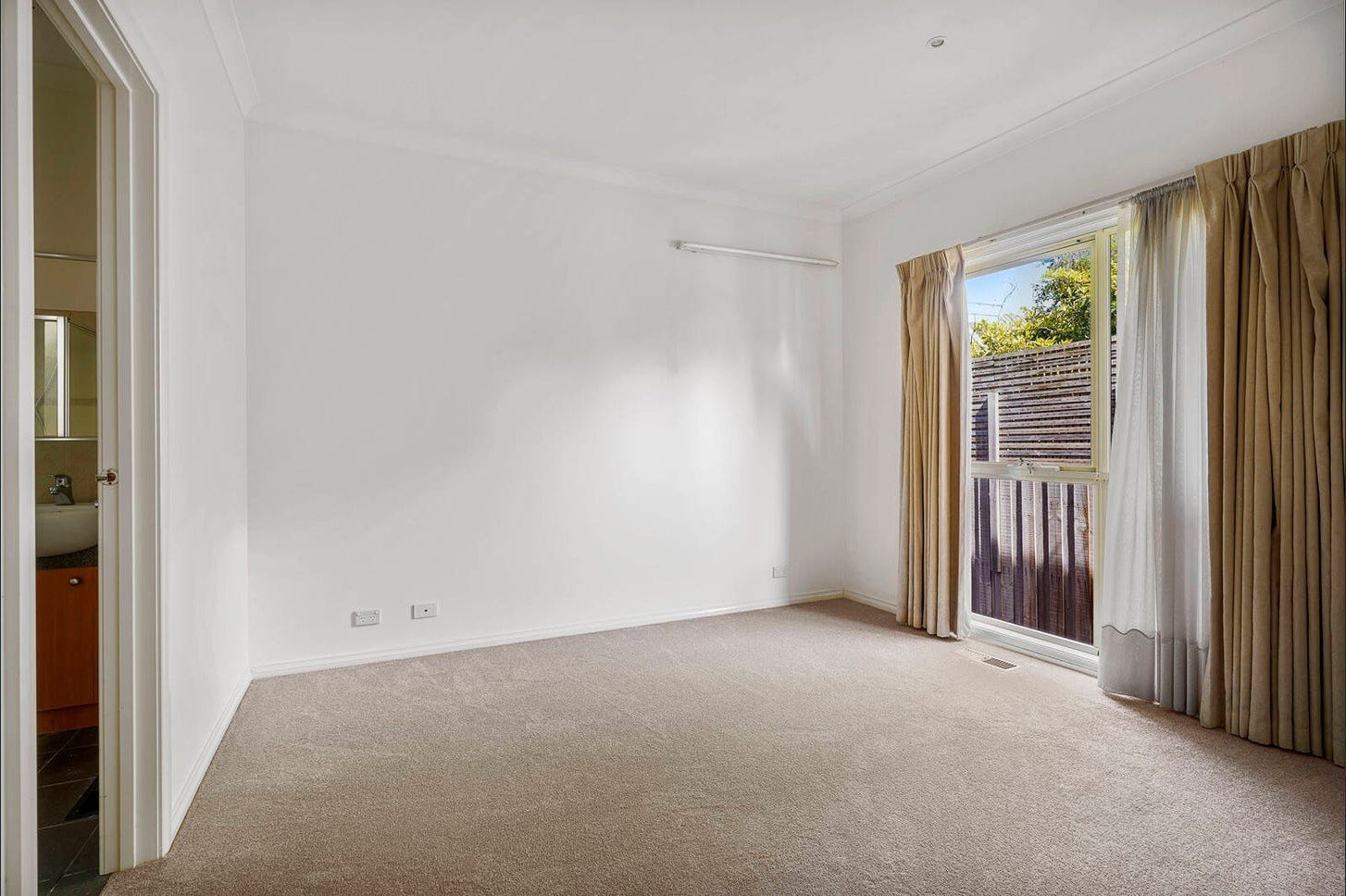 3/16 Sweetland Road, Box Hill image 6