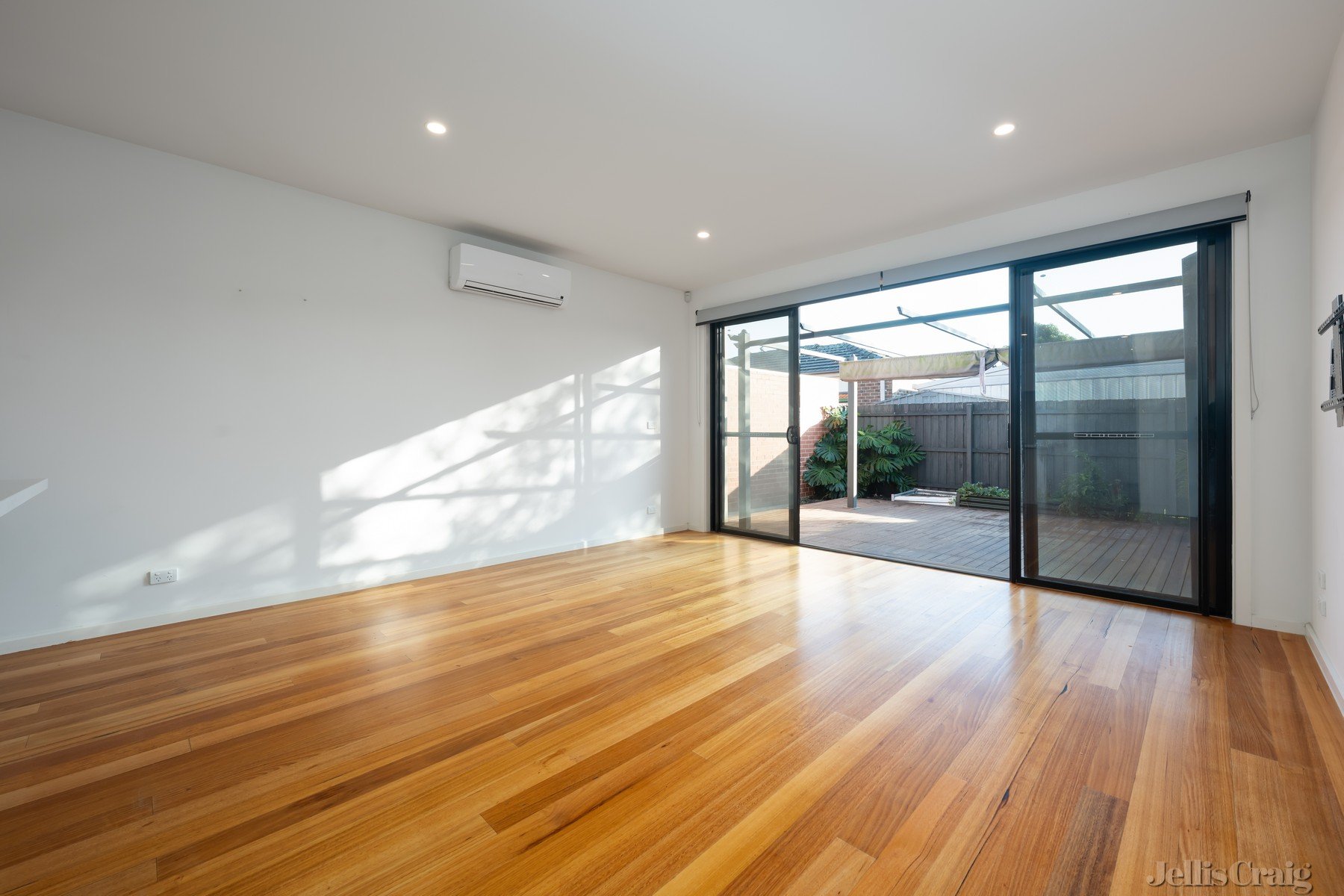 3/166 Rathcown Road, Reservoir image 2