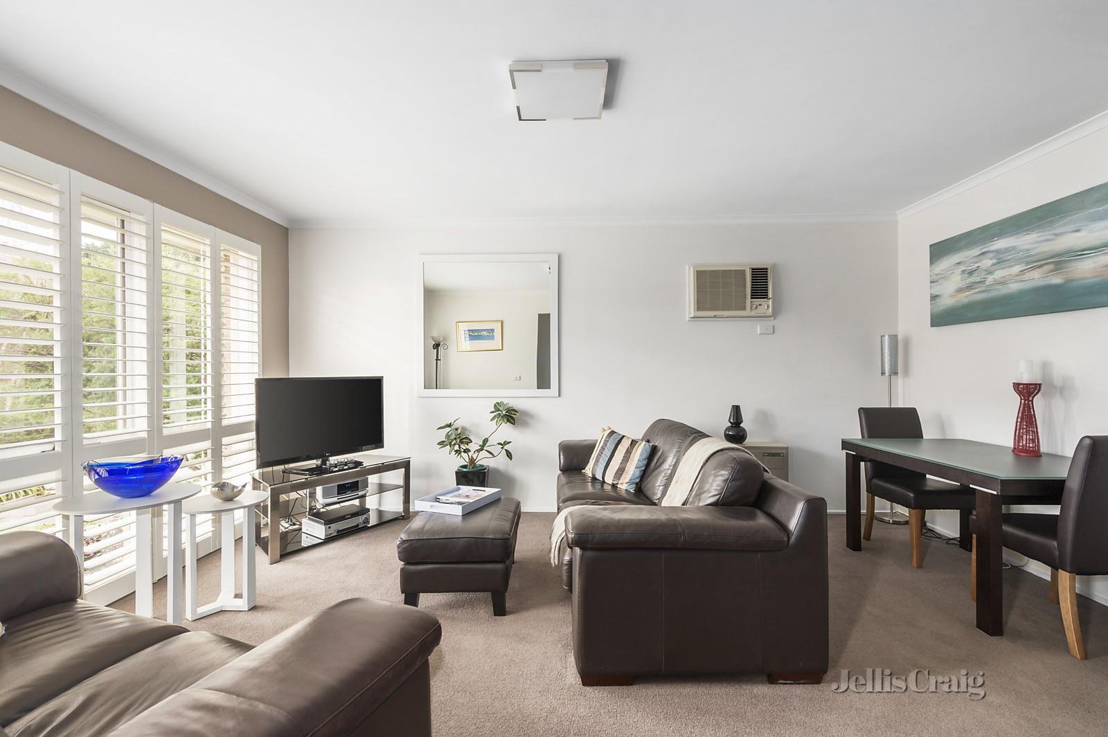 3/2-18 Bourke Road, Oakleigh South image 2