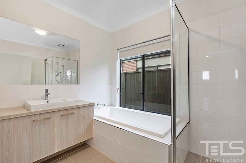 32 Abbeygate Drive, Werribee image 8