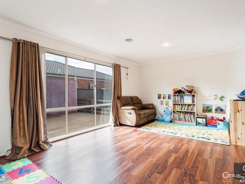 32 Astley Crescent, Point Cook image 2
