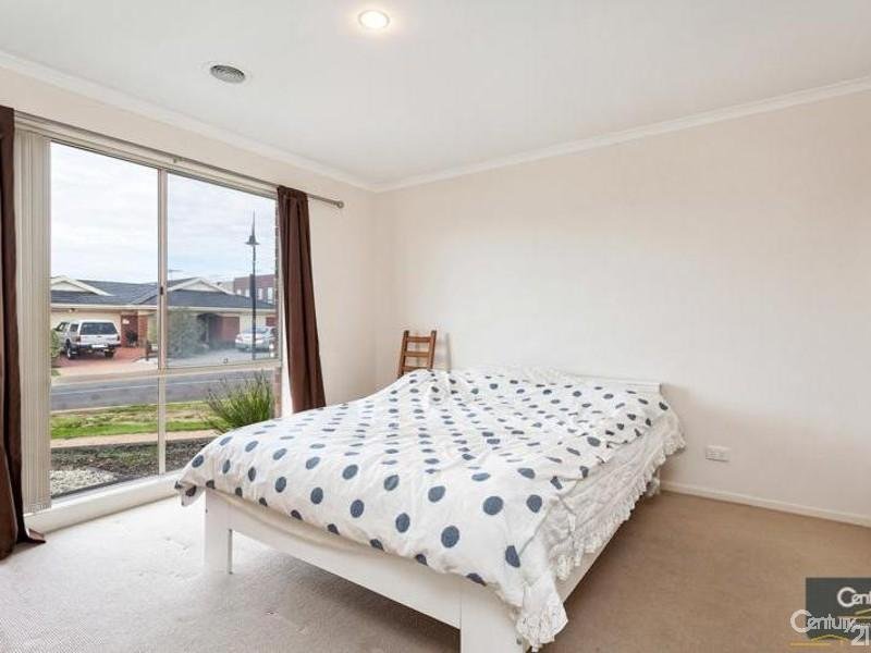 32 Astley Crescent, Point Cook image 6