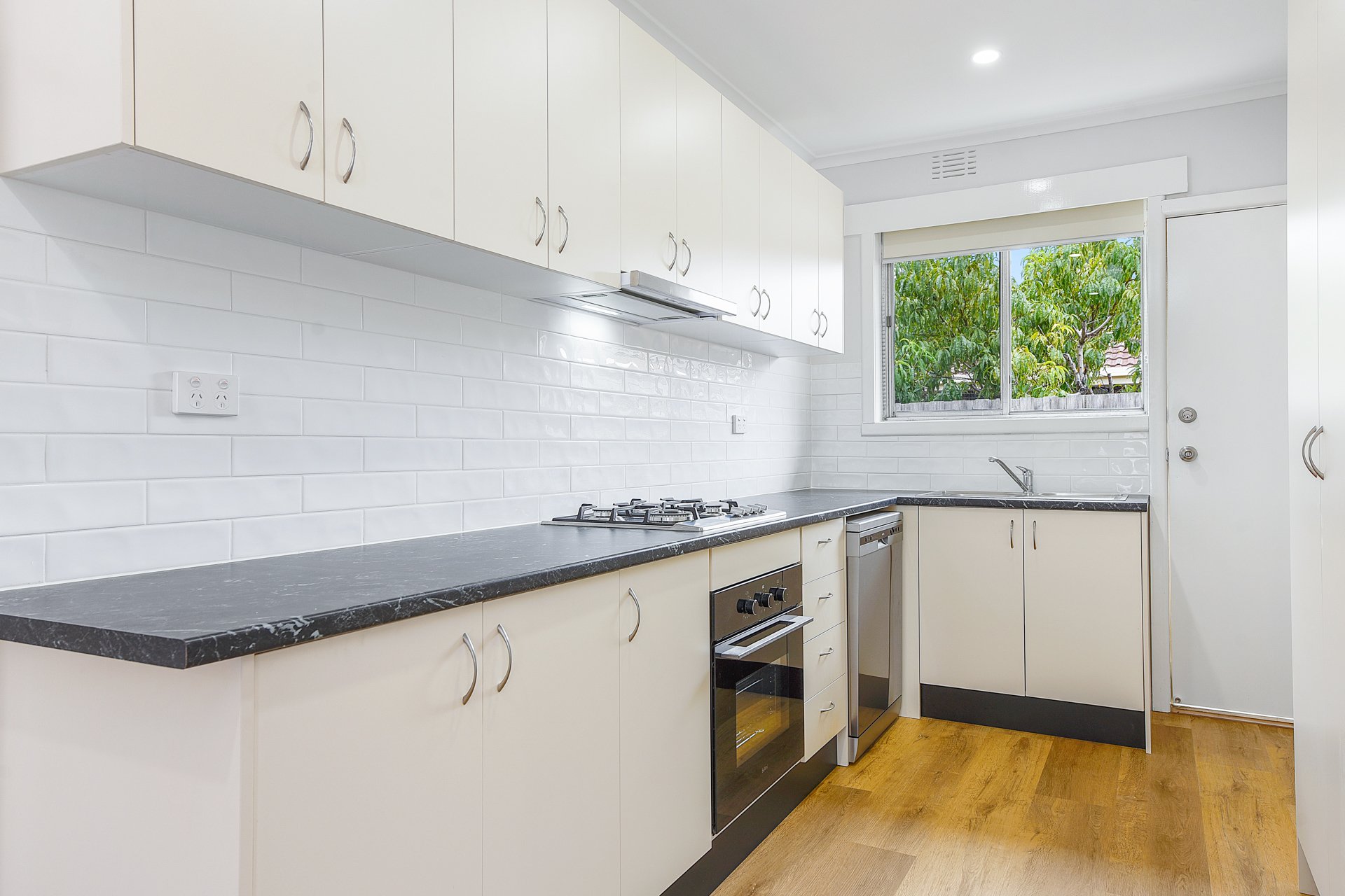 3/2 Avonhurst Drive, Glen Waverley image 1