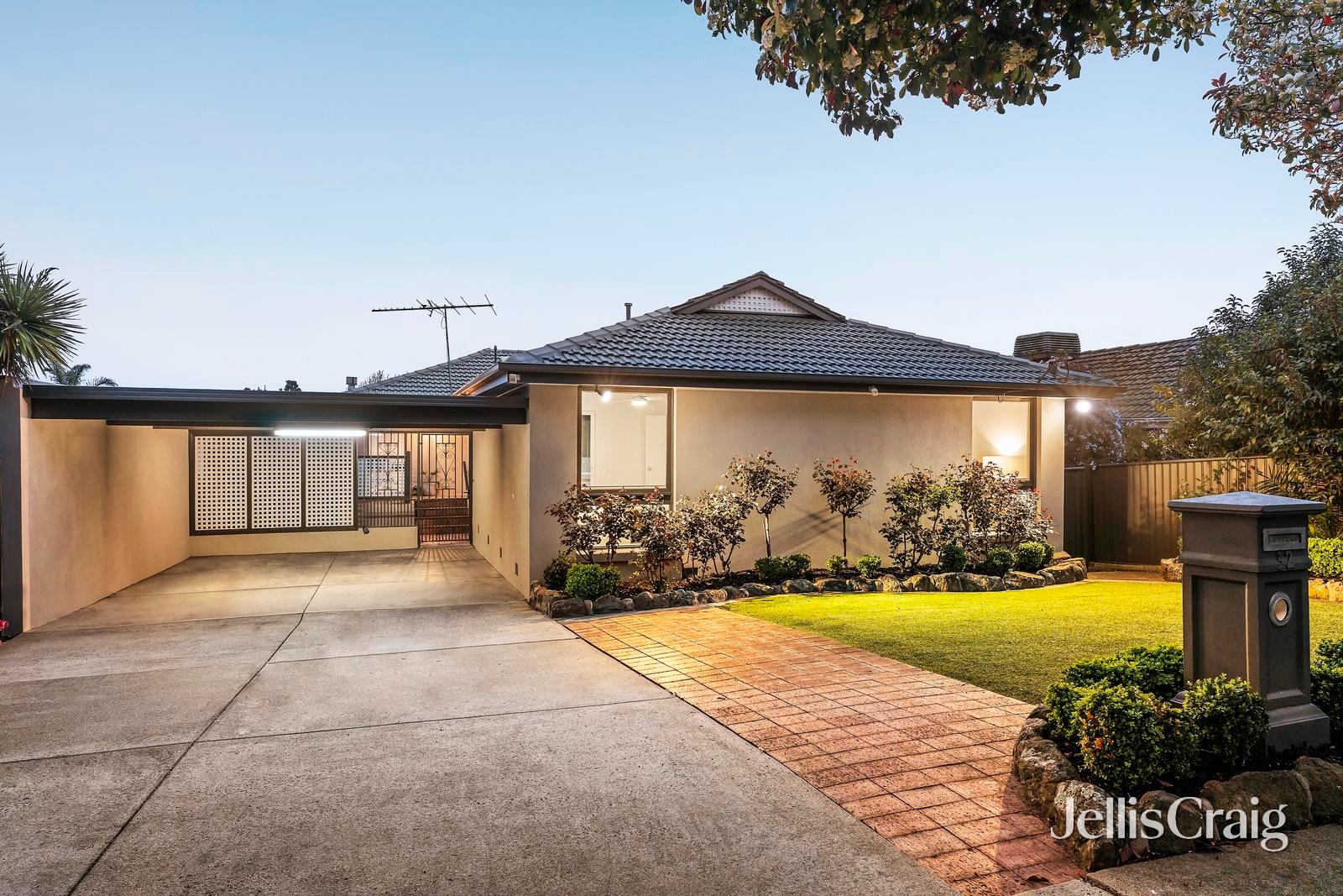 32 Caravelle Crescent, Strathmore Heights image 1