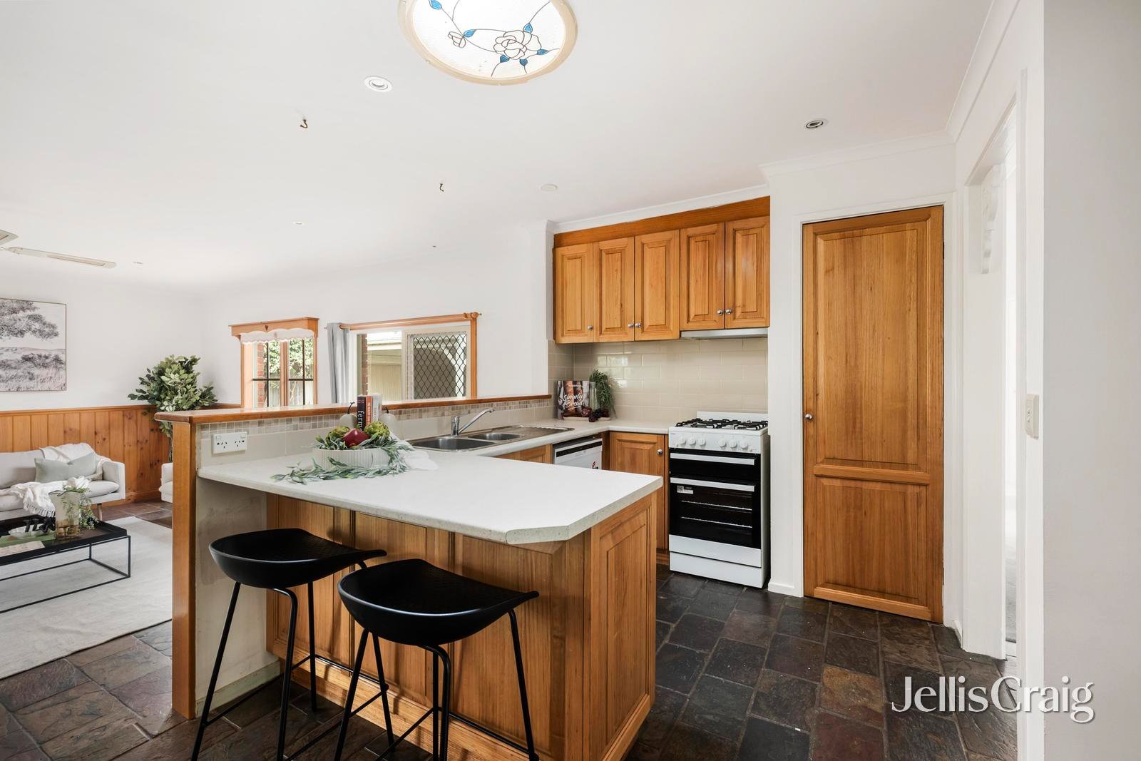 32 Chevalier Crescent, Mooroolbark image 3