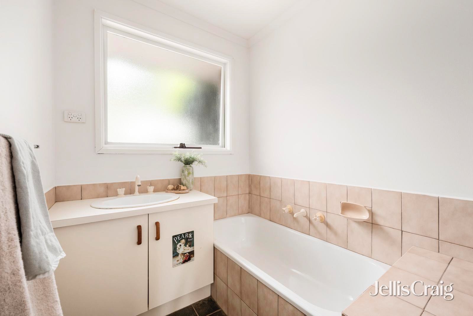 32 Chevalier Crescent, Mooroolbark image 12