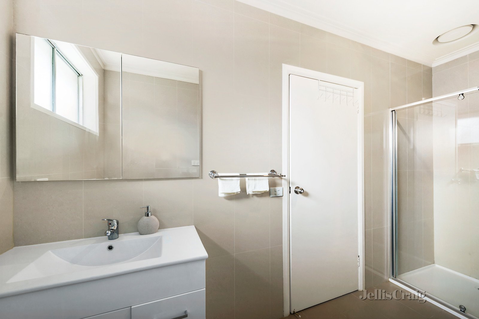3/2 Clive Street, Mount Waverley image 5