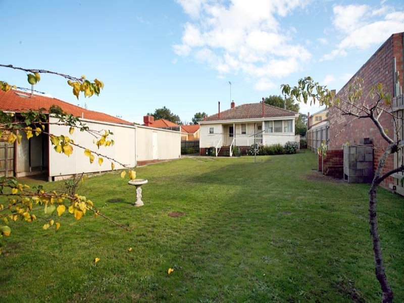 32 Clota Avenue, Box Hill image 4