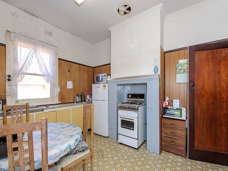 32 Clota Avenue, Box Hill image 3