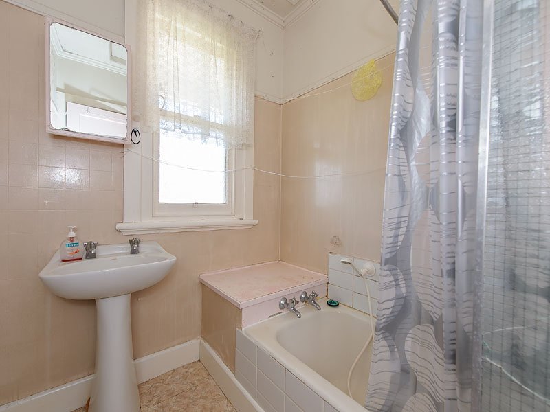 32 Clota Avenue, Box Hill image 7