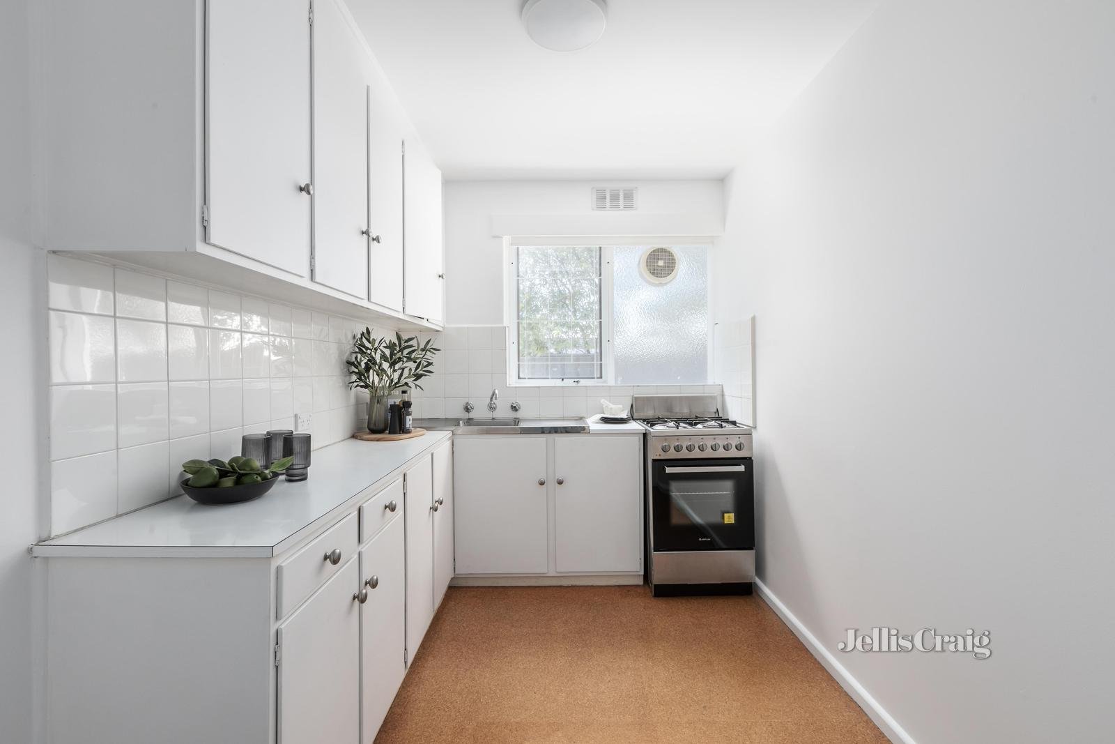 3/2 Douglas Street, Toorak image 3