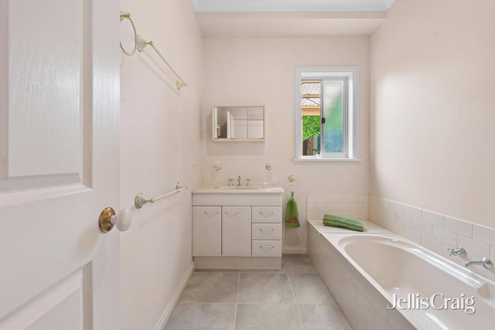 3/2 Doveton Street, Castlemaine image 6