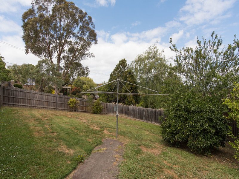 32 Erskine Ridge, Mooroolbark image 12