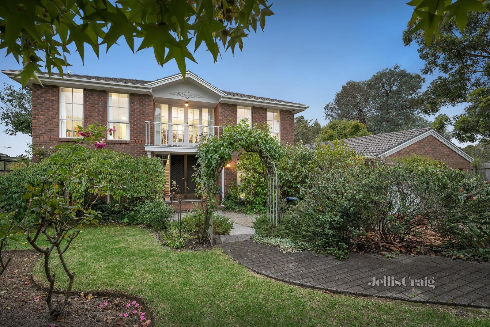 32 Garnett Road, Wheelers Hill image 1