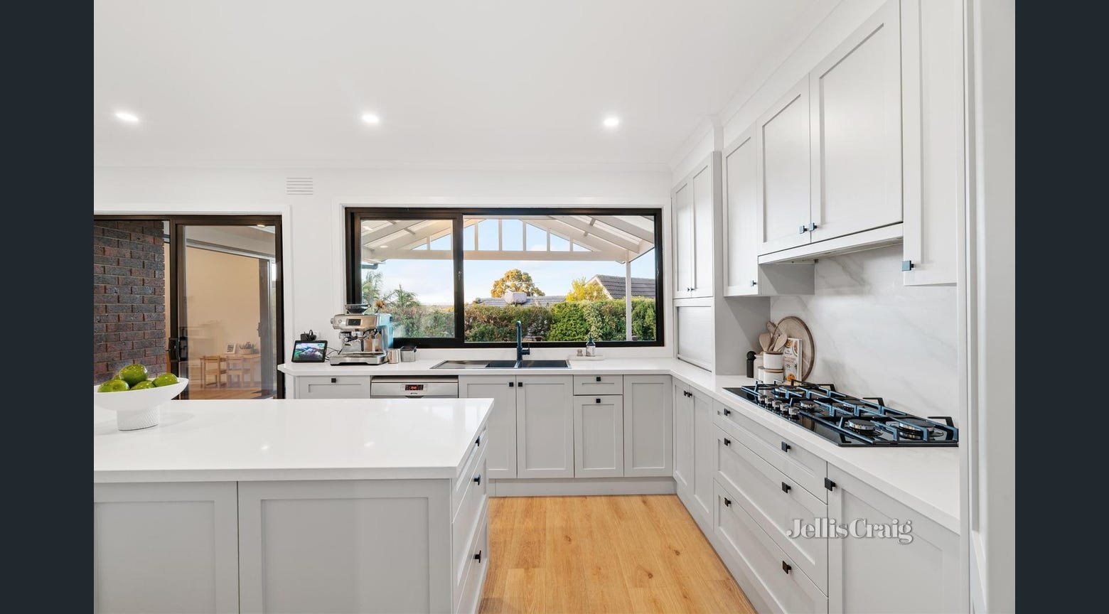 32 Garnett Road, Wheelers Hill image 4