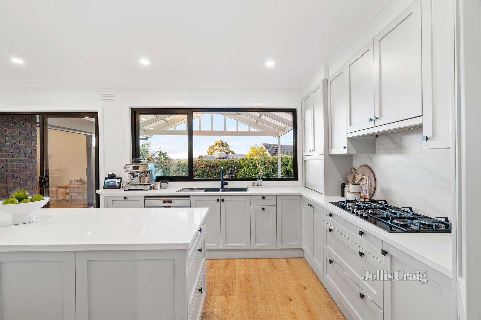 32 Garnett Road, Wheelers Hill image 3