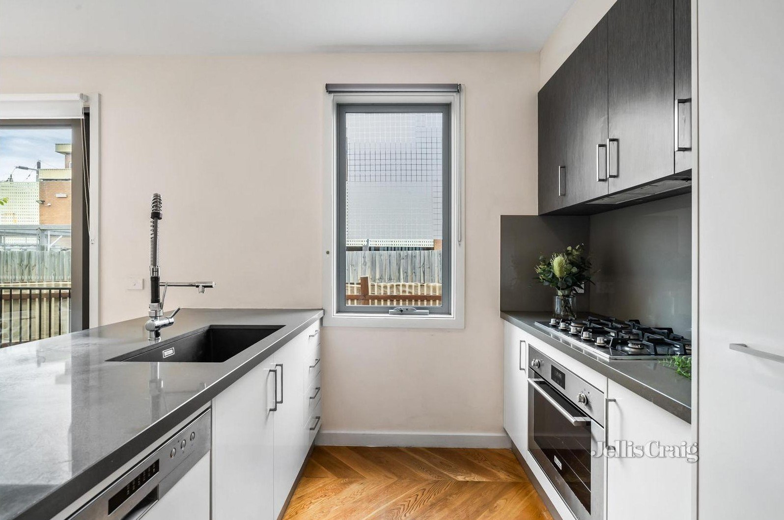 3/2 Lees Street, Mckinnon image 3
