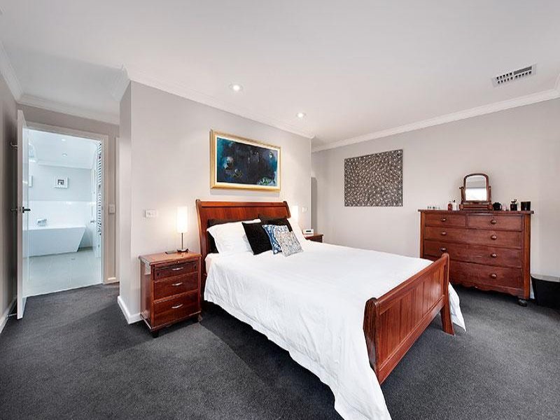 32 Linckens Crescent, Balwyn image 6