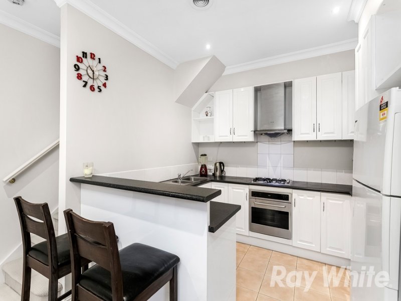 3/2 McKelvie Court, Glen Waverley image 2