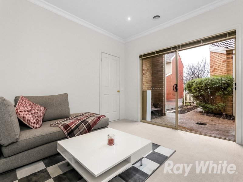 3/2 McKelvie Court, Glen Waverley image 4