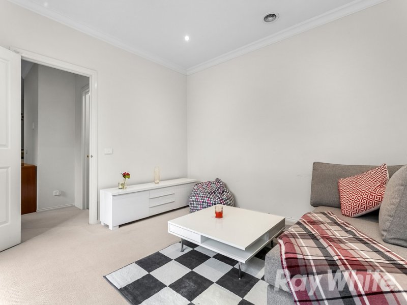 3/2 McKelvie Court, Glen Waverley image 5