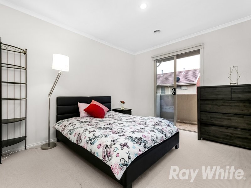 3/2 McKelvie Court, Glen Waverley image 6