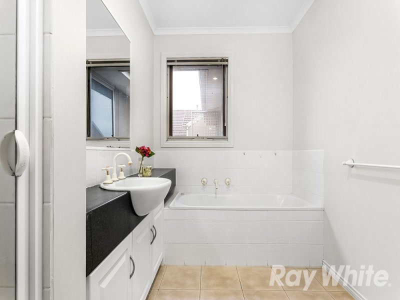 3/2 McKelvie Court, Glen Waverley image 9
