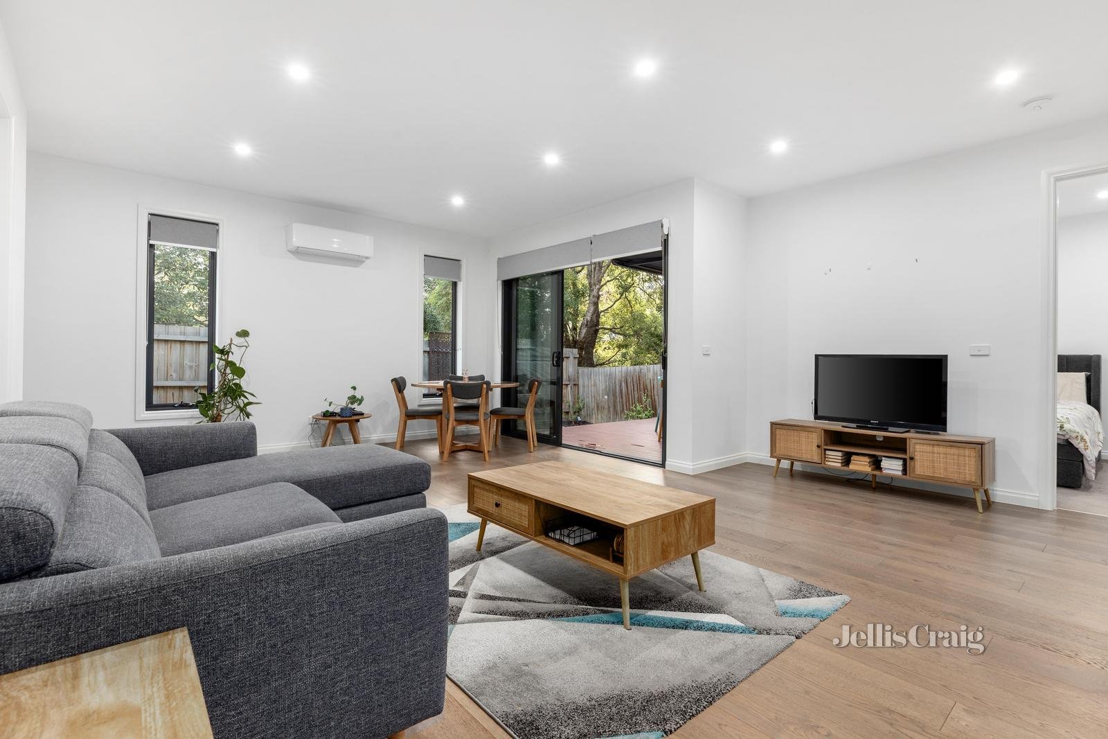 3/2 Morrison Court, Mount Waverley image 2