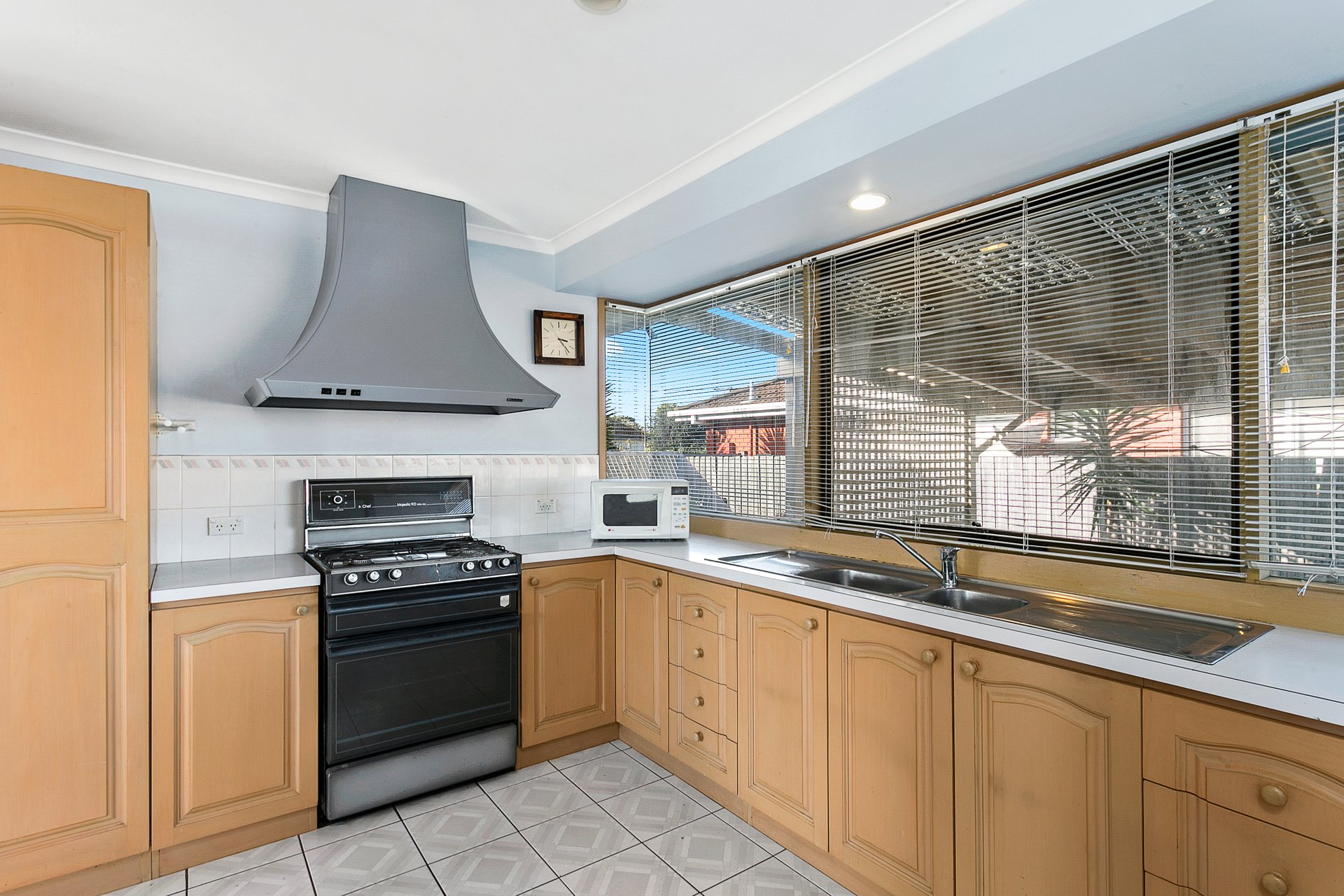 32 Oxford Street, Whittington image 2