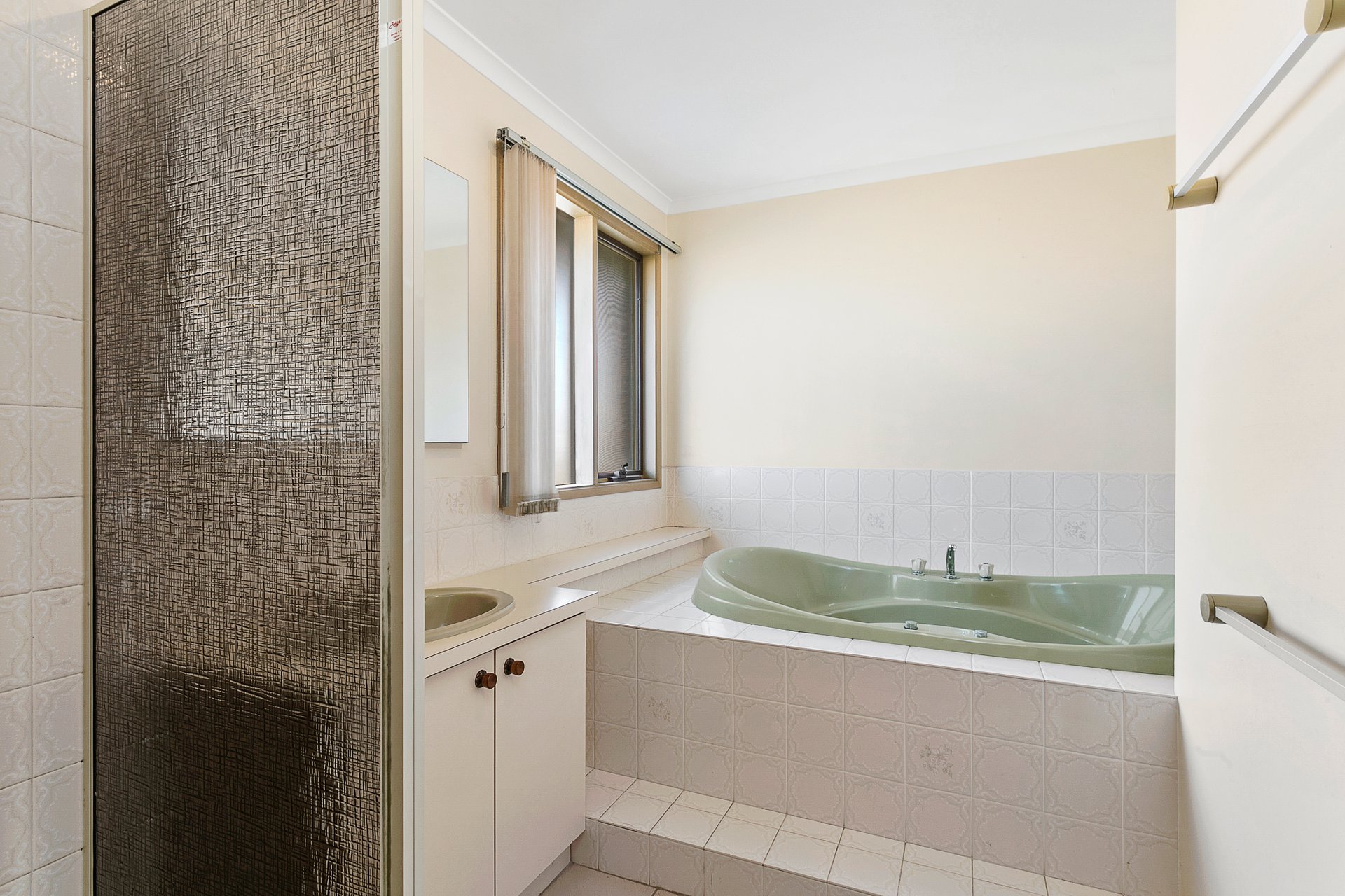 32 Oxford Street, Whittington image 5