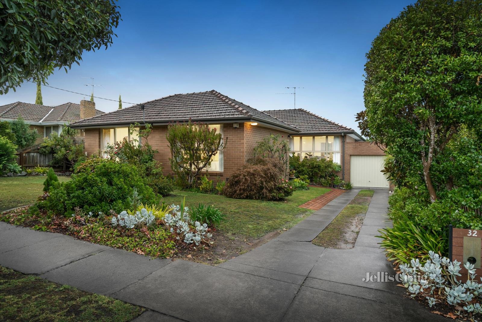 32 Roberts Street, Glen Waverley image 1