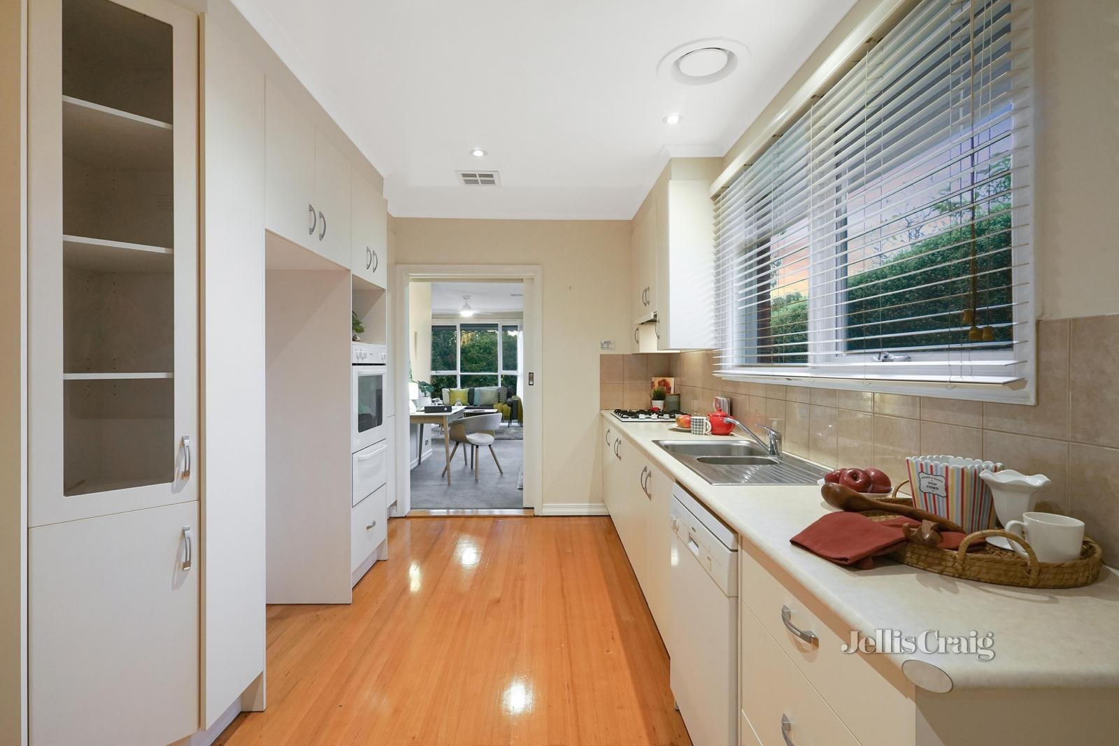 32 Sampson Drive, Mount Waverley image 3