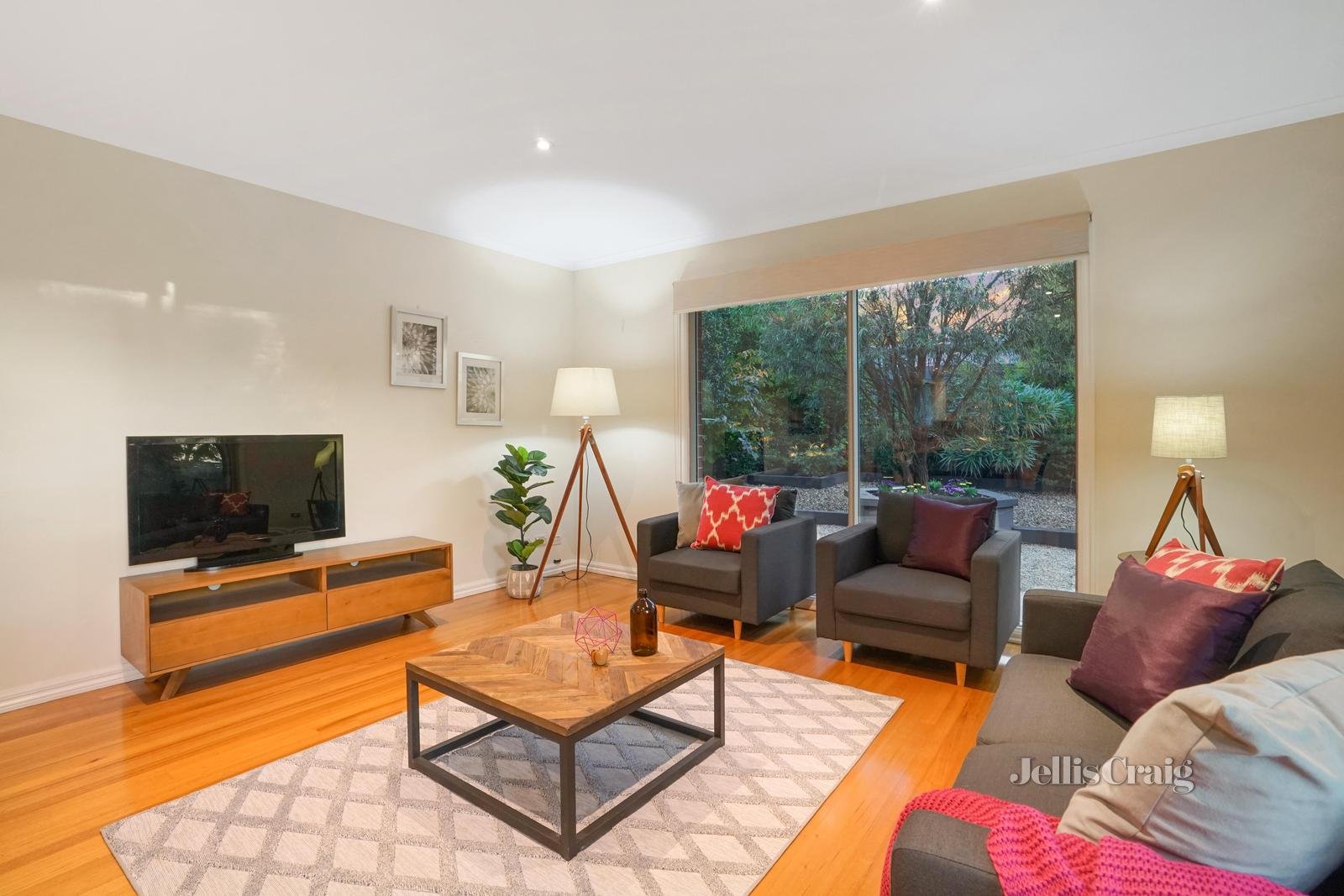 32 Sampson Drive, Mount Waverley image 6