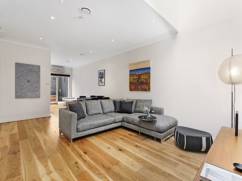 3/2 Vautier Street, Elwood image 1