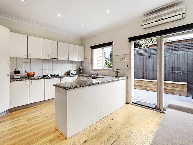 3/2 Vautier Street, Elwood image 2