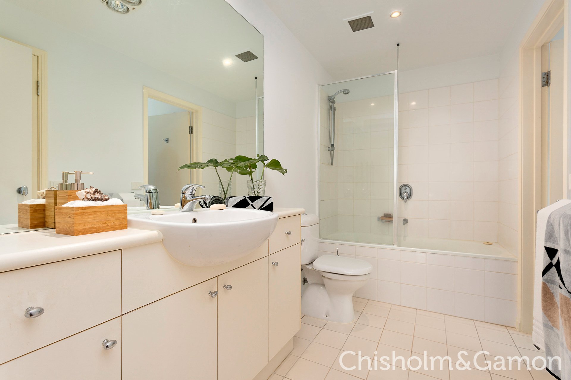32/1 Graham Street, Port Melbourne image 8